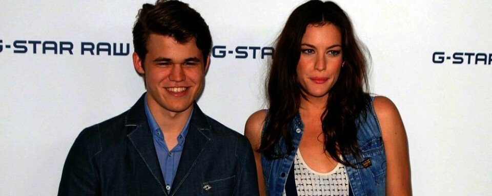 MED LIV PÅ LØPER:  Sjakkspiller Magnus Carlsen og skuespiller Liv Tyler sammen på den røde løperen i New York. Begge er modeller for merket G-Star Raw.