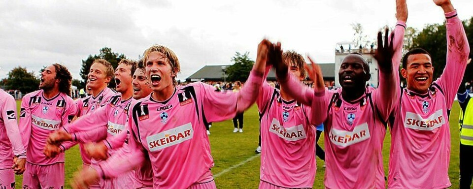 SEIRET: Follo FK har grunn til å juble. De slo Rosenborg ut av norgescupen. Nå venter Strømsgodset i finalen. Vinner Follo igjen, havner laget fra 1. divisjon i europacupen.