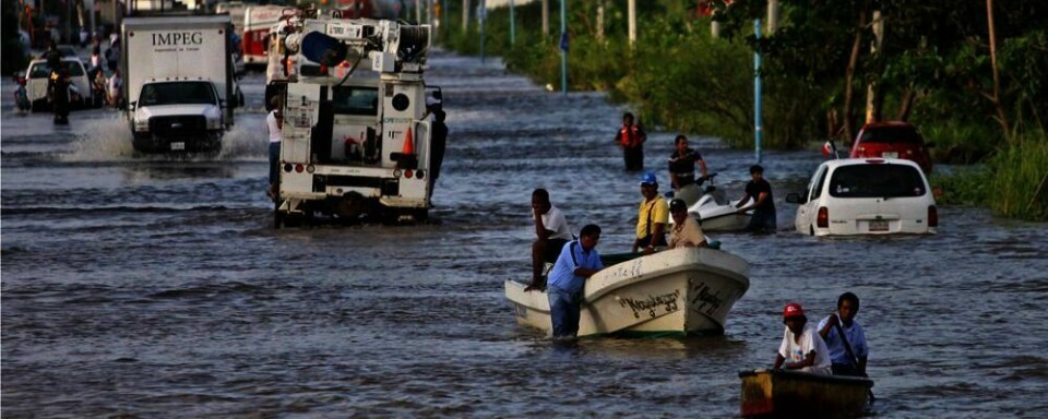 ORKAN OG FLOM: Orkanen Karl kom til Mexico på fredag. Det begynte å regne kraftig. Minst 16 personer er døde. Bildet er tatt i Veracruz i Mexico.