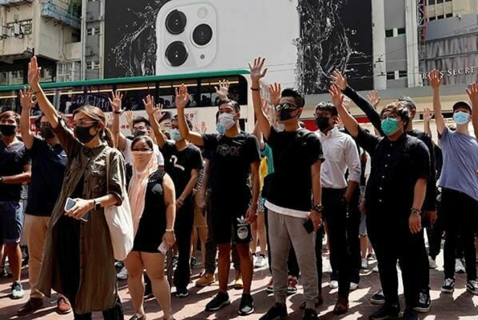 FORBUD: Fredag gikk demonstranter i tog i Hongkong. De hadde på seg ansiktsmasker. Fra og med natt til lørdag blir det forbudt i byen.