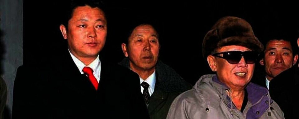 FAR OG SØNN? Dette bildet er tatt i mars 2010. Mannen med pelslue er Kim Jong-il. Ifølge japanske medier er Kim Jong Un også på bildet. Han skal være mannen med rødt slips. Nord-Korea er svært lukket. Derfor er det vanskelig å få riktig informasjon fra landet.