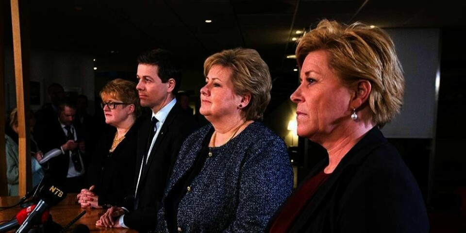 DISKUTERER: Regjeringen og partiene Venstre og Kristelig Folkeparti (KrF) krangler fortsatt om asylbarna. De har ikke funnet en løsning på om asylbarna skal få søknadene behandlet på nytt. Her ses de fire partilederne, fra venstre Trine Skei Grande (Venstre), Knut Arild Hareide (KrF), statsminister Erna Solberg (Høyre) og Siv Jensen (Fremskrittspartiet).