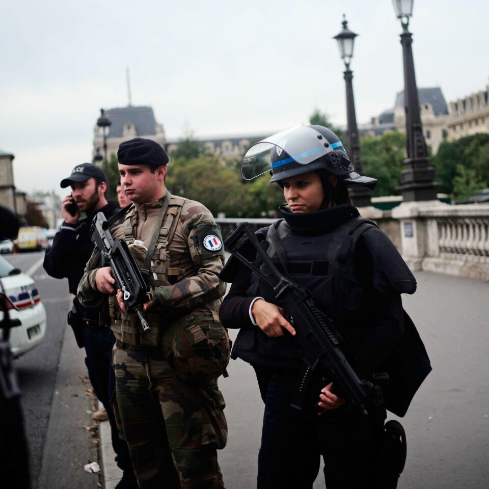 ANGREP: Politiet i Paris i Frankrike ble angrepet. Her holder politifolk og soldater vakt etter angrepet.