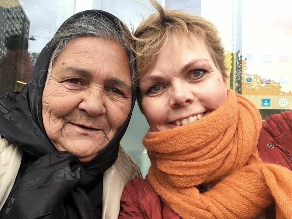 VENNER: Guri Riksaasen og tiggeren Elena er blitt venner. Riksaasen har skrevet bok om vennskapet.