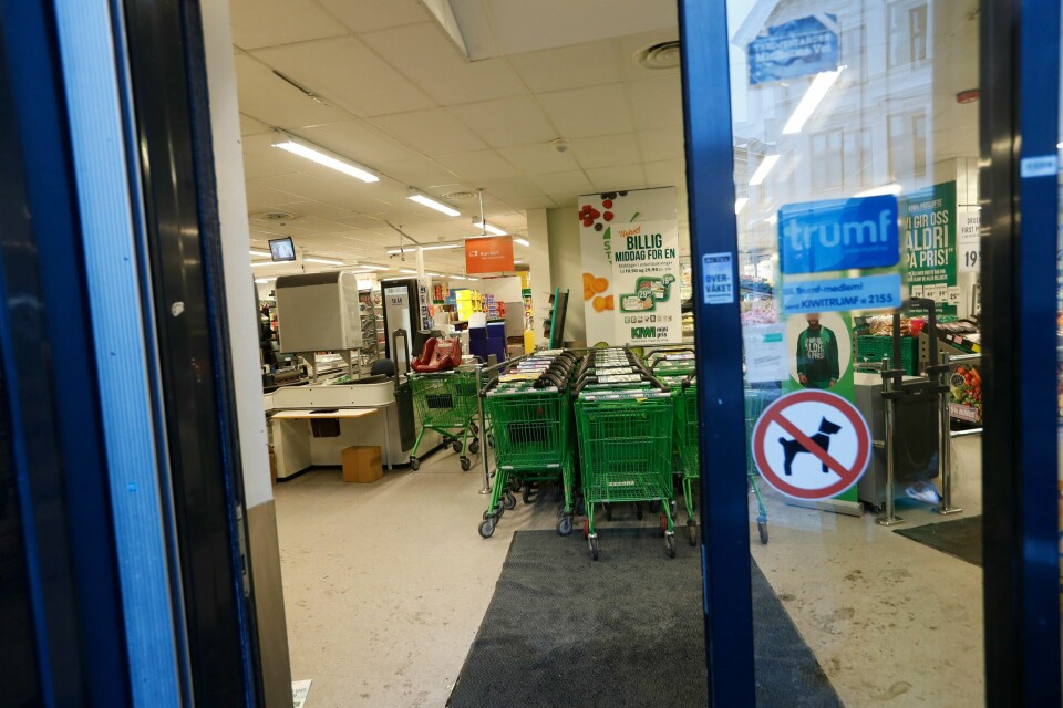 RETTSSAK: En russer angrep to personer med kniv inne i denne Kiwi-butikken. Tirsdag startet rettssaken mot ham i Oslo tingrett.