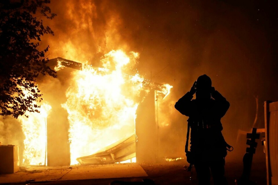 SKOGBRANN: Det brenner i California i USA. Så langt har 50.000 mennesker måtte dra fra husene sine på grunn av brannene. Men brannen har allerede ødelagt flere hus.