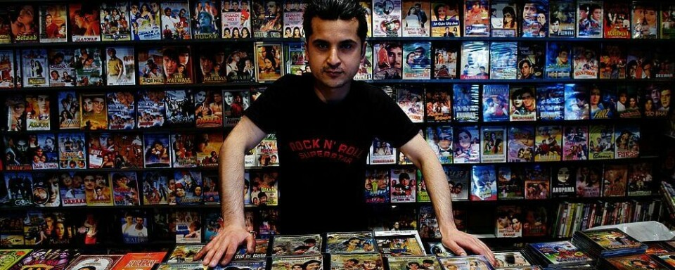 UTVALG: Tahir Sarvari jobber på DVD Company i Oslo. De selger bare filmer fra Bollywood. Sarvari liker både filmer om kjærlighet og filmer om action.