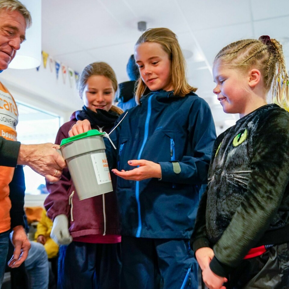 GA: Disse barna ga penger til årets TV-aksjon søndag. Jan Ivar Engebretsen tok imot.