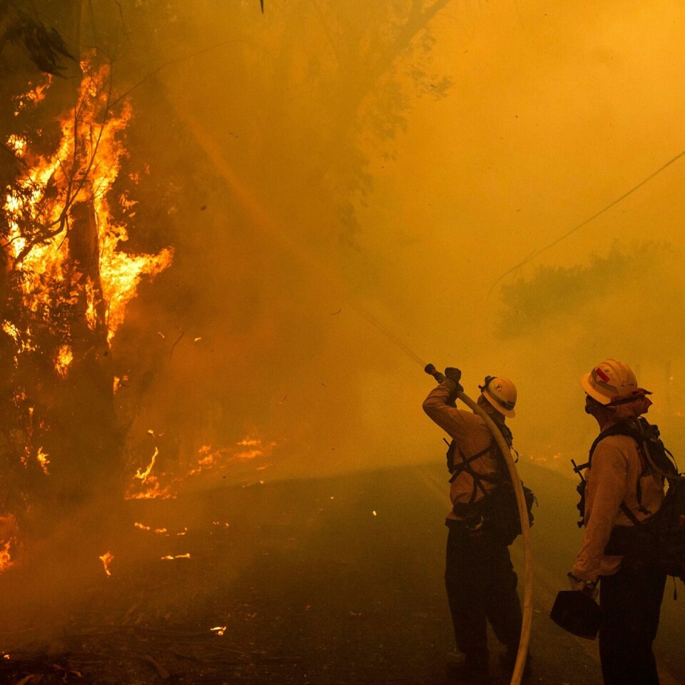 BRANN: Brannfolk kjemper mot Kinkade-brannen søndag.