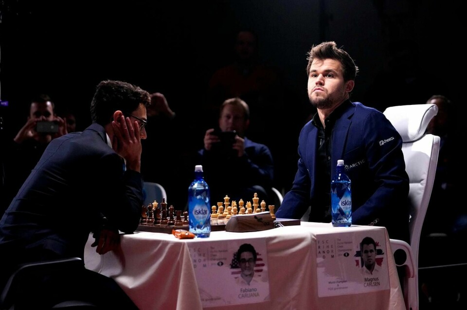 Magnus Carlsen under søndagens semifinale mot Fabiano Caruana i VM i Fischer-sjakk.