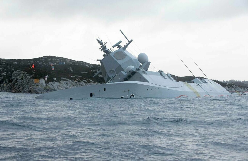 SANK: De forsøkte å redde fregatten KNM Helge Ingstad. Det var etter at den krasjet med et tankskip. Men vaiere røk og skipet sank.