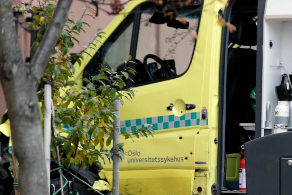 KAPRET: En mann med våpen stjal denne ambulansen i Oslo. Han skal ha forsøkt å kjøre på folk med vilje. En kvinne og to babyer ble påkjørt.