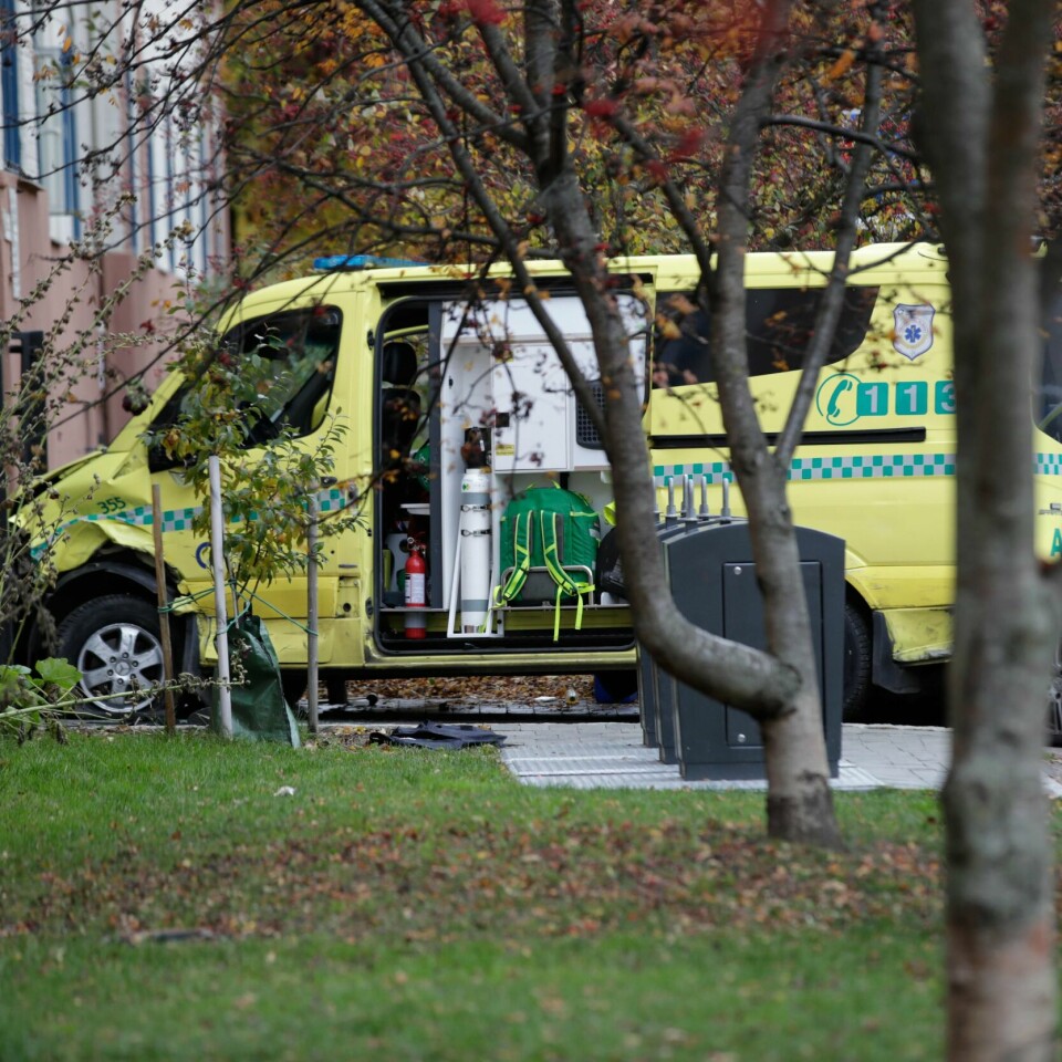 ETTERFORSKER: Hvorfor ble denne ambulansen kapret? Hvor kom de siktede fra og hva skulle de? Det forsøker politiet å finne ut av.