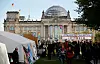 Bildet viser telt og folk utenfor Riksdagen i Berlin.
