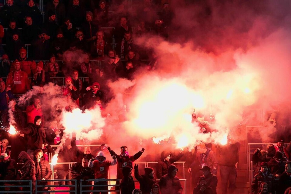 URO: Brann-tilhengere kastet bluss ut på banen søndag. Det skjedde under fotballkampen mellom Vålerenga og Brann.