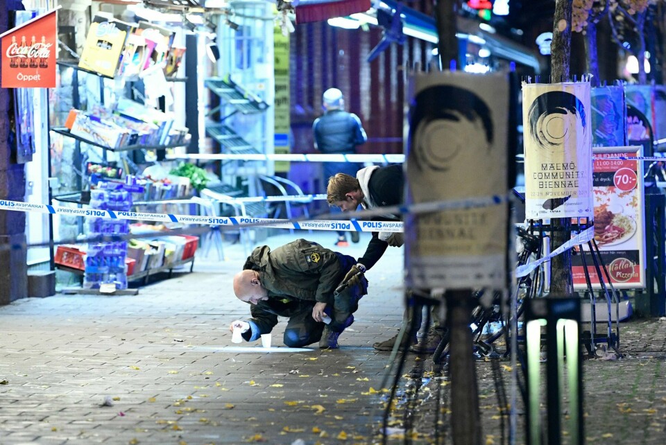 DREPT: Politiet undersøker stedet der en 15-åring ble drept. Det skjedde ved Möllevångstorget i Malmö lørdag kveld.