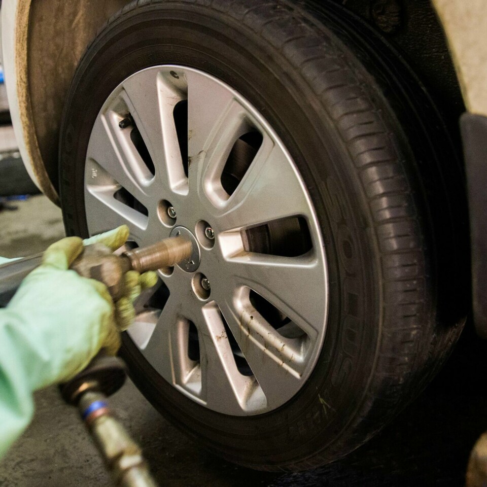GLATT: Vinteren kommer. Nå er det på tide å skifte dekk på bilen. Foto: Berit Roald / NTB scanpix