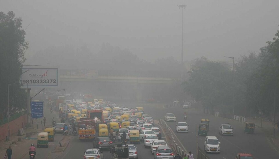 SMOG: Lufta i New Delhi i India var søndag tjukk av forurensing. Årsaken er utslipp fra biler, industri og bråtebranner.