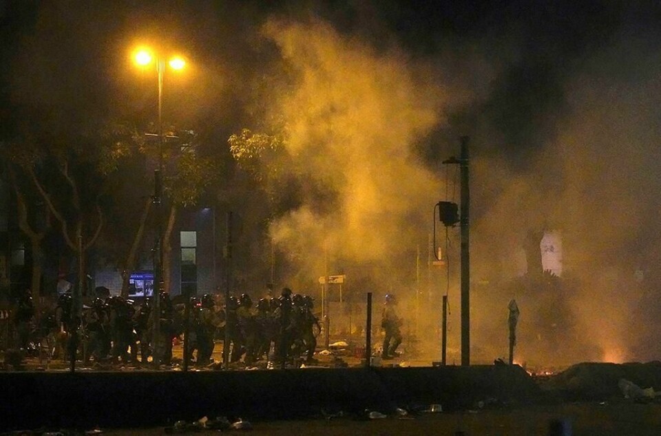 POLITI: Opprørs-politiet beveger seg mot et universitet i Hongkong mandag morgen. Flere hundre studenter har stengt seg inne på universitetet.