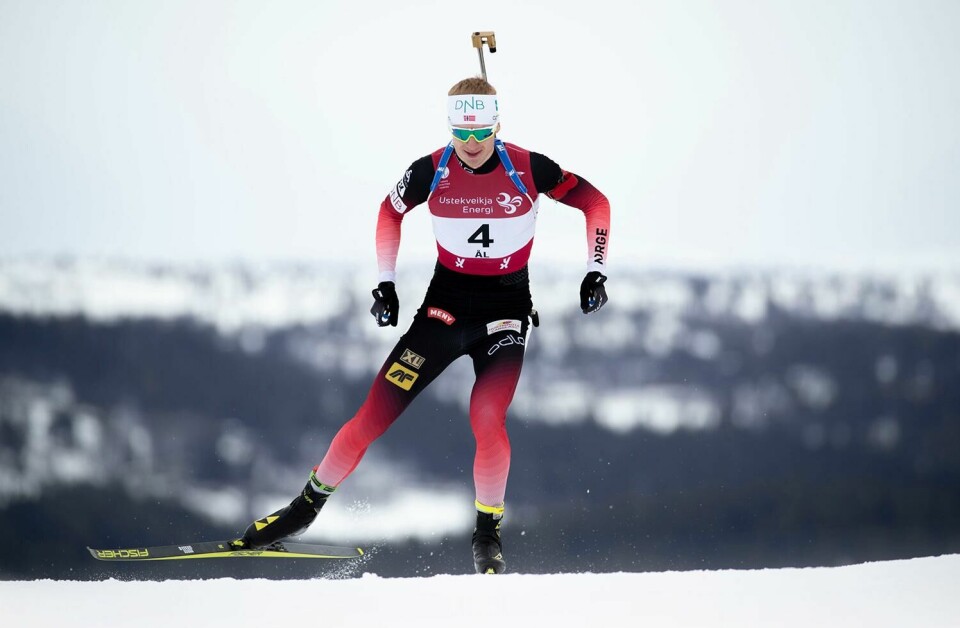 SKISKYTTER: Johannes Thingnes Bø ble olympisk mester i skiskyting i 2018. Han kan gjøre det bra i konkurranser i vinter. Bildet viser skiskytteren med børsa på ryggen.