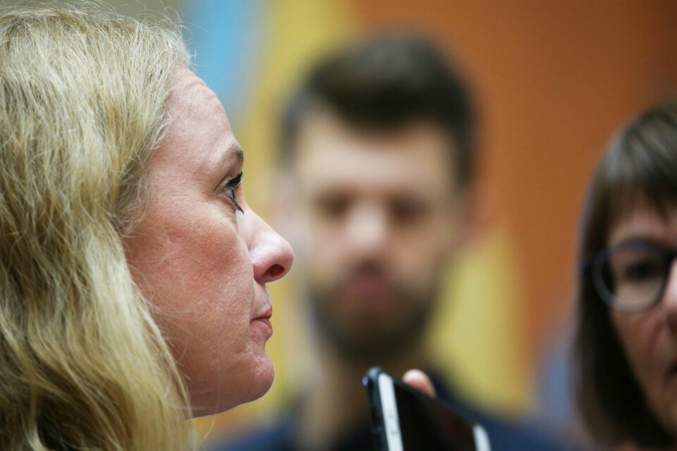 MISTILLIT: Bjørnar Moxnes og partiet Rødt har ikke lenger tillit til arbeids- og sosialminister Anniken Hauglie. Her blir Hauglie intervjuet mens Moxnes ser på 20. november.