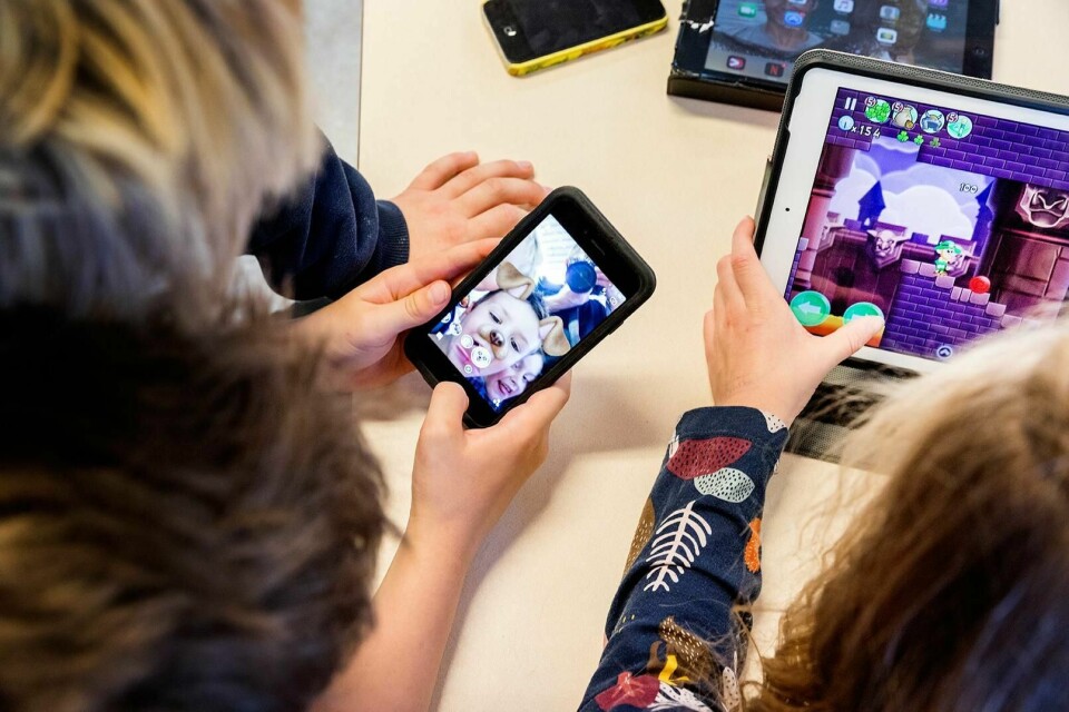 TIDLIG: Nesten alle barn har smarttelefon når de er ti år gamle. Det er for tidlig, mener digitaliserings-minister Nikolay Astrup.