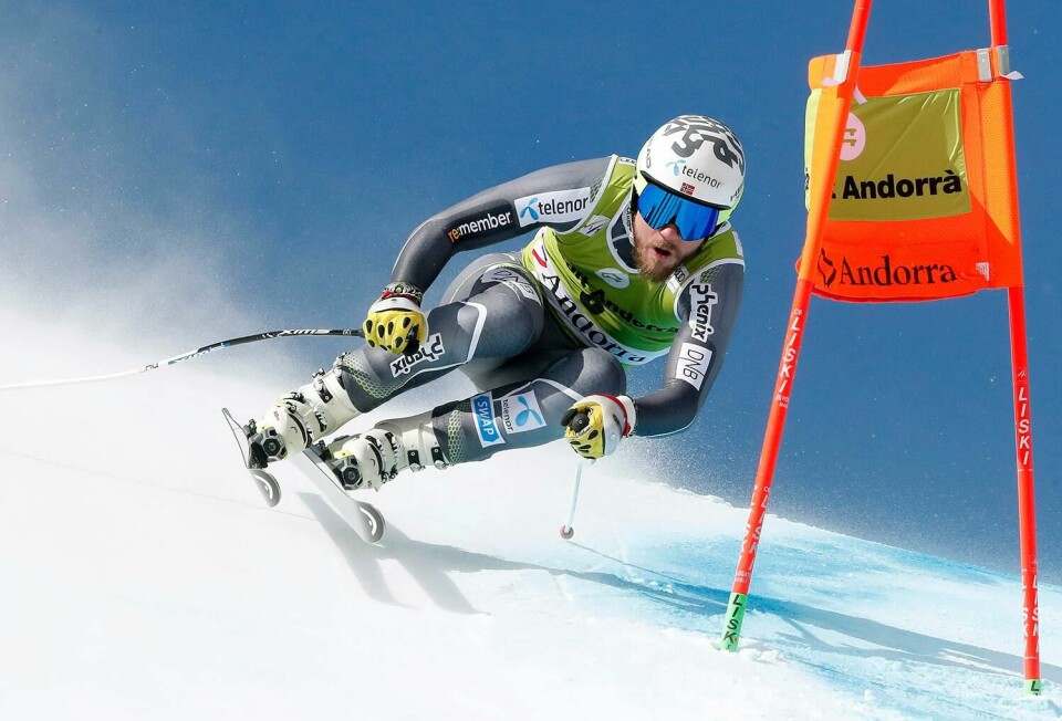 ALPINIST: Kjetil Jansrud satser i verdenscupen. Han er veteran. Bildet viser Kjetil Jansrud ved en port i alpinbakken.