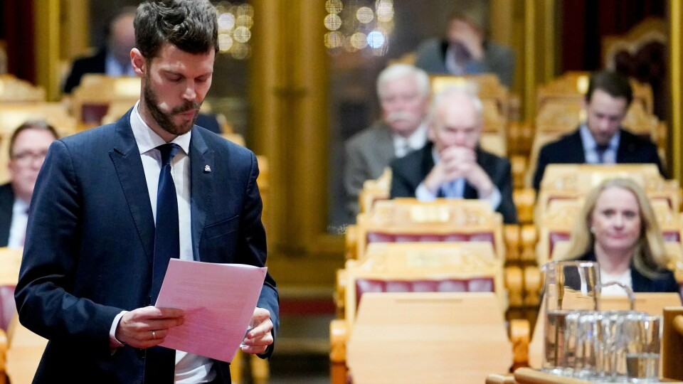 MISTILLIT: Rødt foreslo mistillit mot minister Anniken Hauglie (bak). Leder Bjørnar Moxnes fikk ingen støtte i Stortinget.