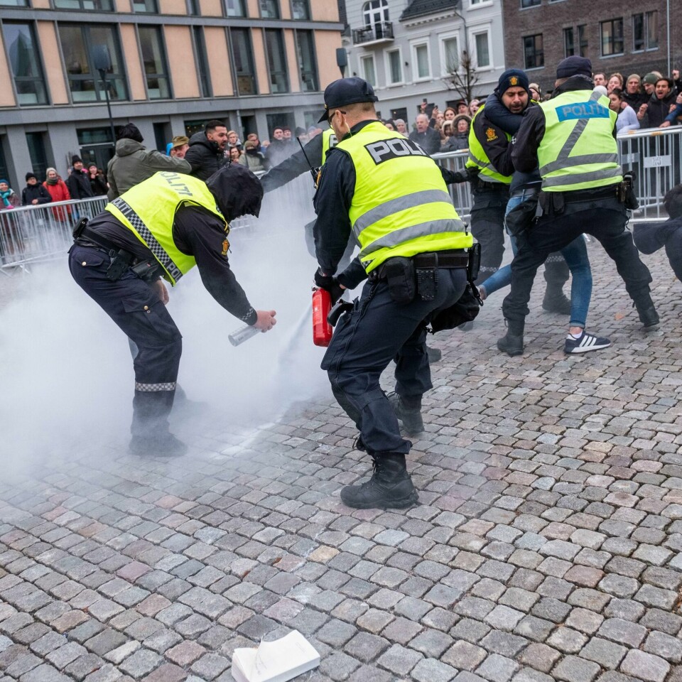 BRÅK: Det ble bråk da SIAN tente på Koranen i Kristiansand lørdag. Motdemonstranter angrep og ble lagt i bakken av politiet.