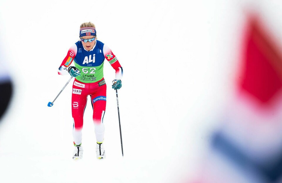 VINNER? Therese Johaug er klar for en ny seosong på klangrenn. Her fra norges-mesterskapet i fjor. Bildet viser Thewrese Johaug i skiløypa og et flagg.