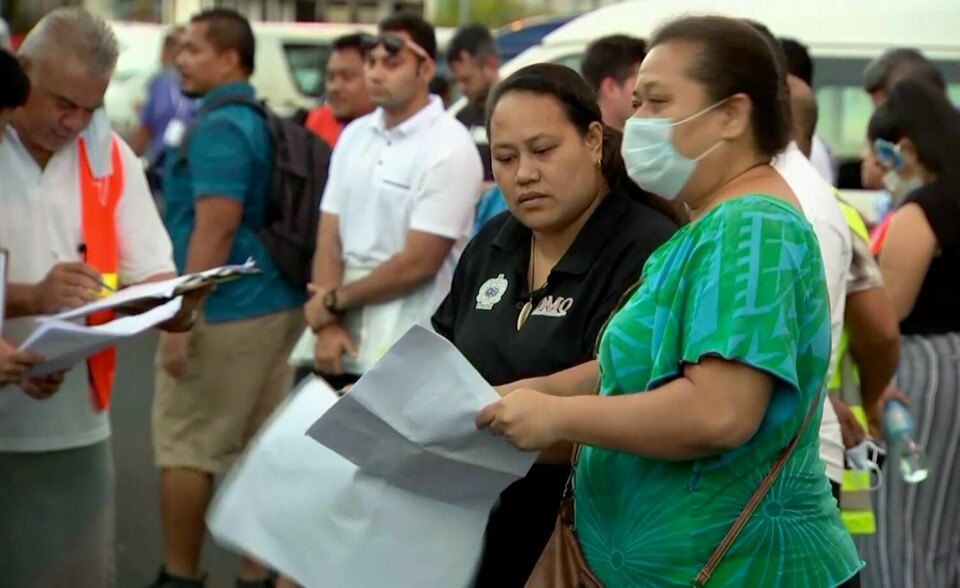 MESLINGER: Folk står utenfor et helsesenter i Apia på Samoa. Over 4.300 mennesker er syke av meslinger og minst 63 har dødd.