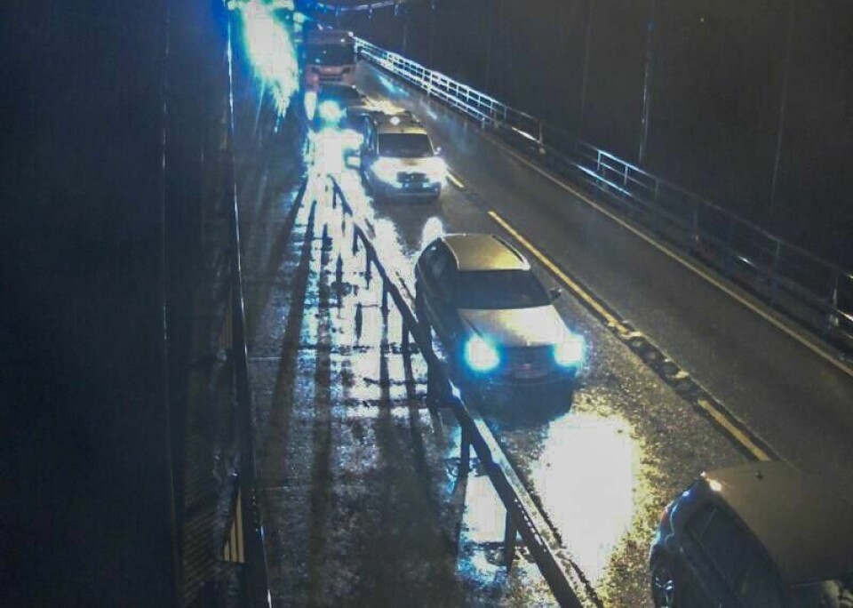 ULYKKE: En person døde i en ulykke ved Stord torsdag morgen. Her står biler i kø på brua.