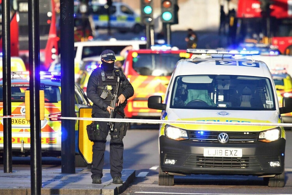ANGREP: En mann skal ha angrepet folk på London Bridge i London. Angrepet skjedde fredag ettermiddag. Politiet var raskt på steder.