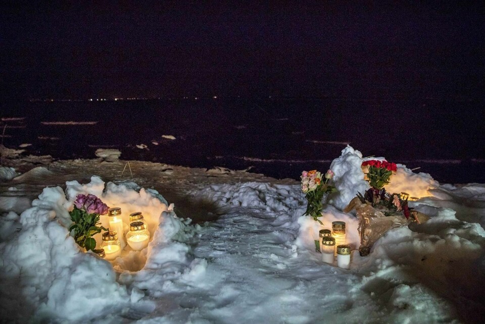DØDE: En kvinne og ei jente er død. To døtre kjemper for livet. Kvinnen tok en prøve i norsk før de dro til sjøen. Flere lys er tent nær stedet der politiet fant fire livløse personer i sjøen.