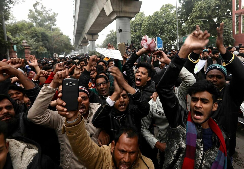 PROTESTER: Studenter ved et universitet i New Delhi er imot en ny lov om statsborgerskap. Mange er skadd i demonstrasjoner de siste dagene.