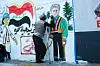 Bildet viser en mann som maler ferdig et sitt verk i tunnelen. Den har blitt et galleri for folks protest mot myndighetene i Irak. 