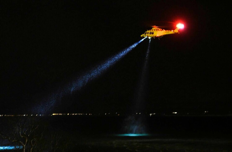LETER: Fire personer ble hentet livløse fra sjøen mandag. De ble funnet på Tromsøya. En kvinne og et barn er død. To små jenter er sendt til sykehus. Et rednings-helikopter søkte etter andre i sjøen.