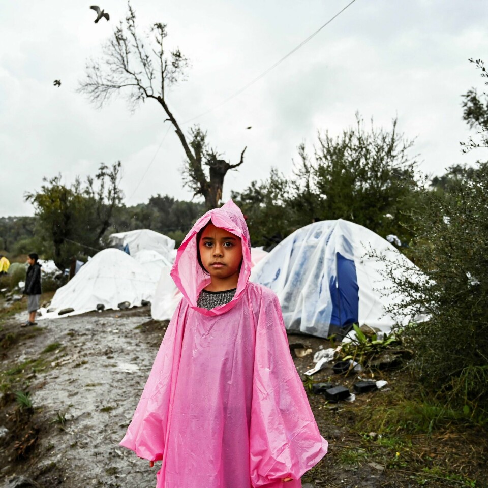 STENGER: En jente står i leiren Moria i Hellas. Denne leiren skal stenge. Hellas vil heller ha nye, lukkede leirer.