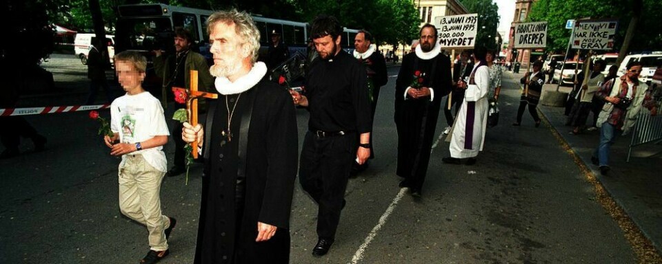 MOTSTAND: Børre Knudsen (først) og Ludvig Nessa (bak) fikk ikke lenger være prester på grunn av aksjoner mot abort på 1990-tallet. Lørdag arrangerer Nessa en ny protest mot abort