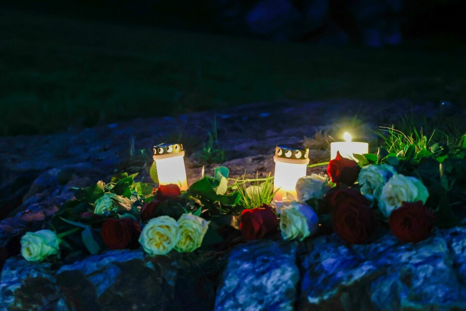 BLOMSTER: En mor og en datter er døde. Politiet tror de ble drept. Her er blomster og lys ved stedet i Kristiansand. Bildet viser blomster og lys ved stedet der en mor og hennes åtte år gamle datter ble funnet døde i en bolig i Vågsbygd i Kristiansand. Politiet etterforsker dødsfallene som et dobbeltdrap. Foto: Tor Erik Schrøder / NTB