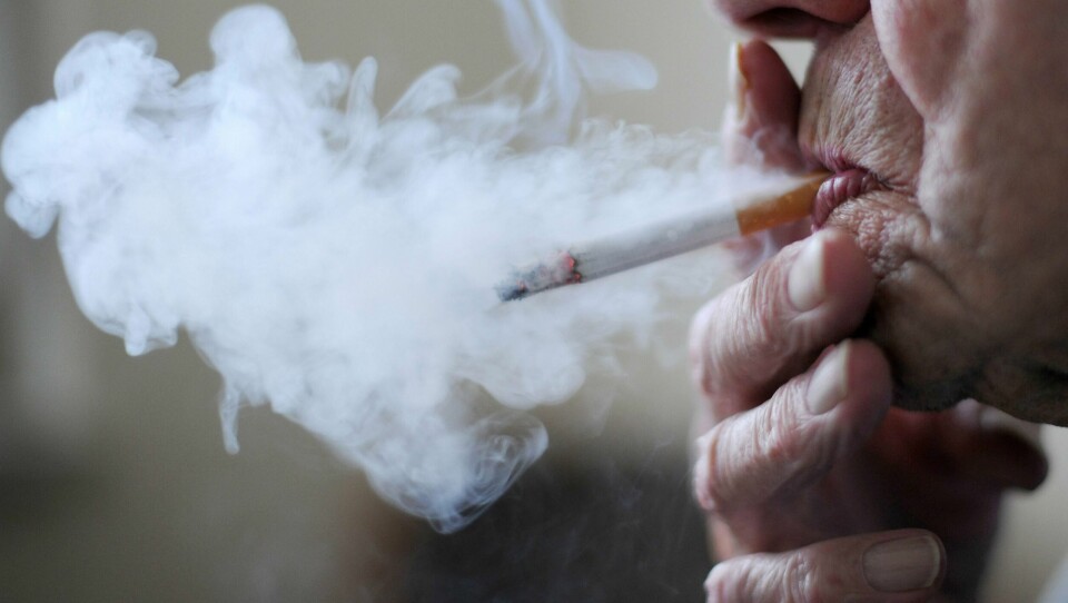 RØYK: Mange i verden røyker fortsatt sigaretter.