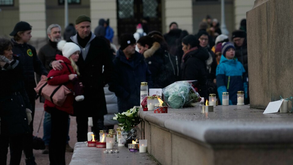 ANDRE JULEDAG: Ari Behn begikk selvmord første juledag. Dagen etter dro mange til Slottet i Oslo. Bildet viser folk som står ved et monument ved Slottet i Oslo.
