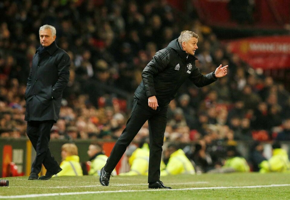 VANT: Ole Gunnar Solskjær roper beskjeder til spillerne på laget Manchester United. Laget vant mot Tottenham og trener Jose Mourinho (bak).