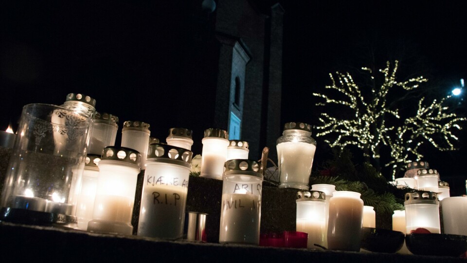 MOSS: Folk har tent lys utenfor Moss kirke. Bildet viser lys for Ari Behn utenfor Moss kirke.
