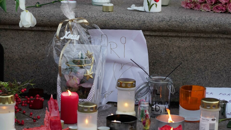 MELDINGER: Flere har skrevet meldinger som «Hvil i fred». Bildet viser lys og blomster på Slottsplassen.