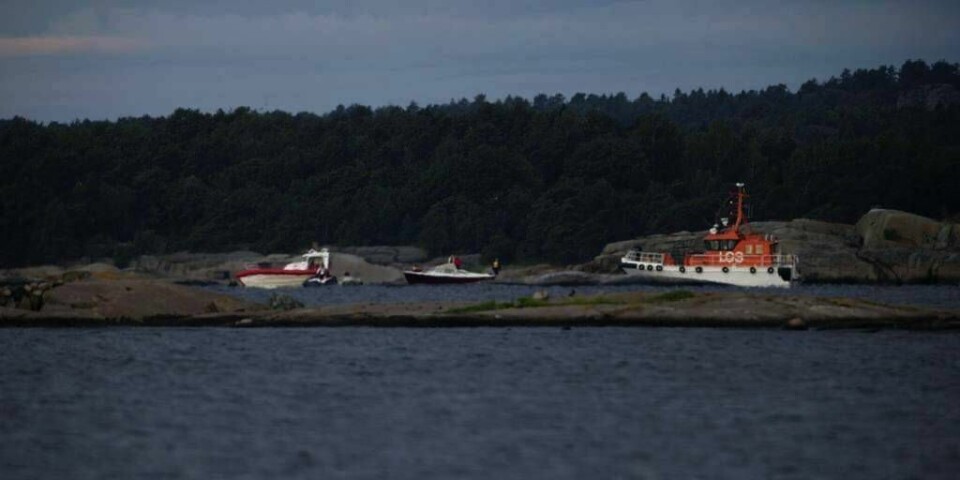 LETER: Rednings-båter og dykkere leter etter en savnet person på Tjøme i Vestfold. To personer er døde i ulykken.