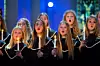 Bildet viser Trefoldighet jentekor under en konsert. Julekonserter er blitt en viktig tradisjon i desember. Flere og flere går på konsert. Samtidig kan færre synge med.