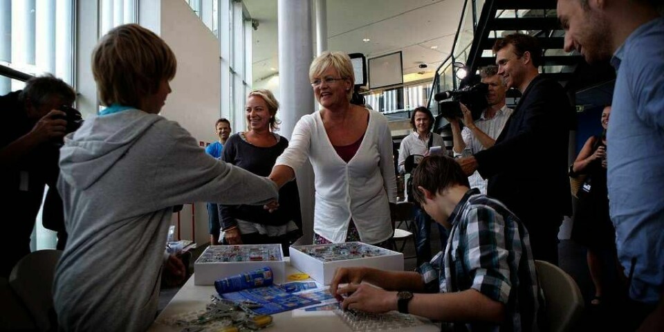 YRKESFAG:  Kristin Halvorsen fortalte pressen hvordan hun vil gjøre yrkesfagene bedre. Det gjorde hun på Norsk Teknisk museum i Oslo. På vei ut hilste hun på 16 år gamle Markus August Stokkenes, som besøkte museet.