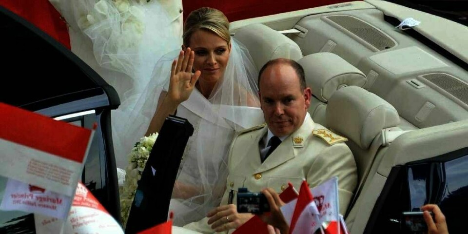 Fyrstinne Charlene av Monaco kjører sammen med fyrst Albert II. De har nettopp giftet seg.