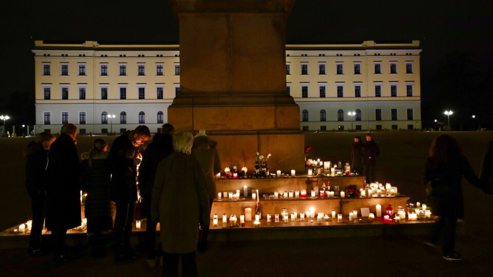 MINNES: Folk har tent lys og lagt ned blomster på Slottsplassen. Bildet viser lys og blomster til minne om Ari Behn.
